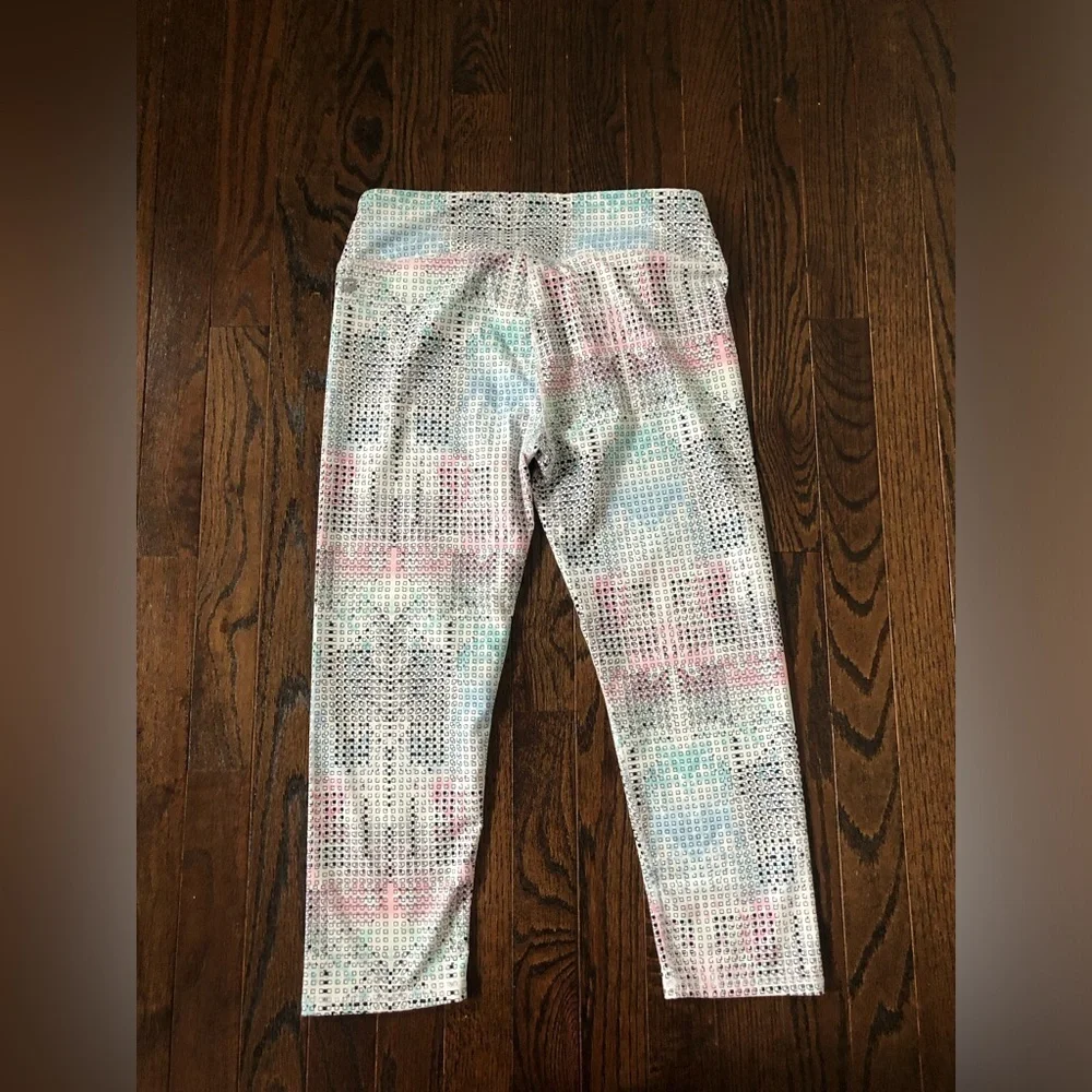 Fabletics Women's S Define PowerHold Mid-Rise Capri Leggings in Arctic Print